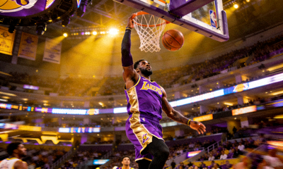 NBA篮球比赛 湖人队球员扣篮 球馆灯光